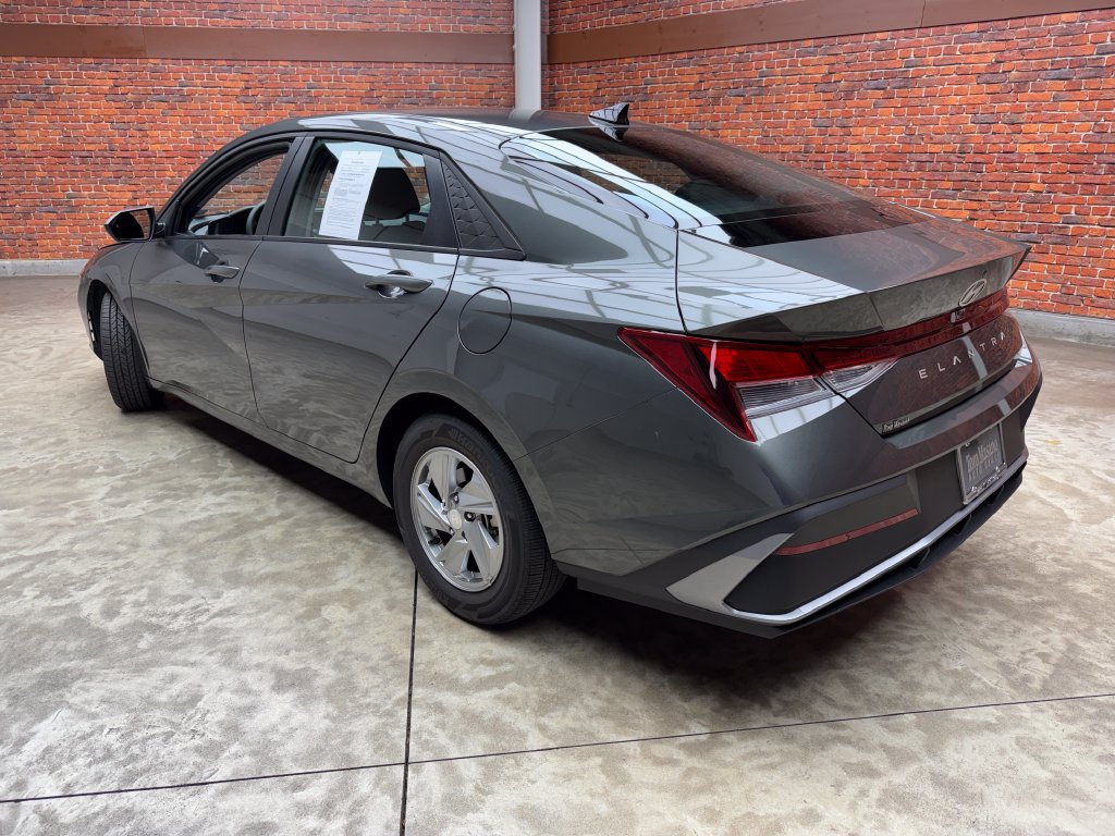 Used 2026 Hyundai Elantra SE FWD image 3