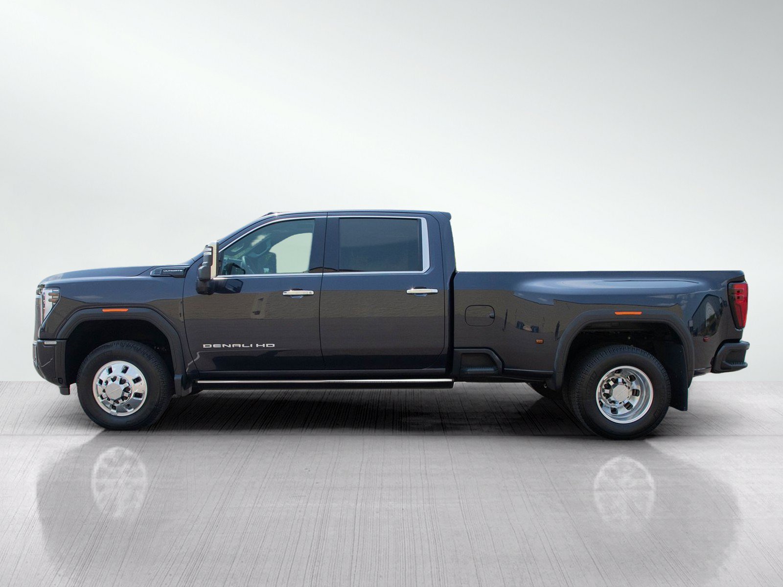 Used 2024 GMC Sierra 3500 Denali Ultimate AWD/4WD image 2