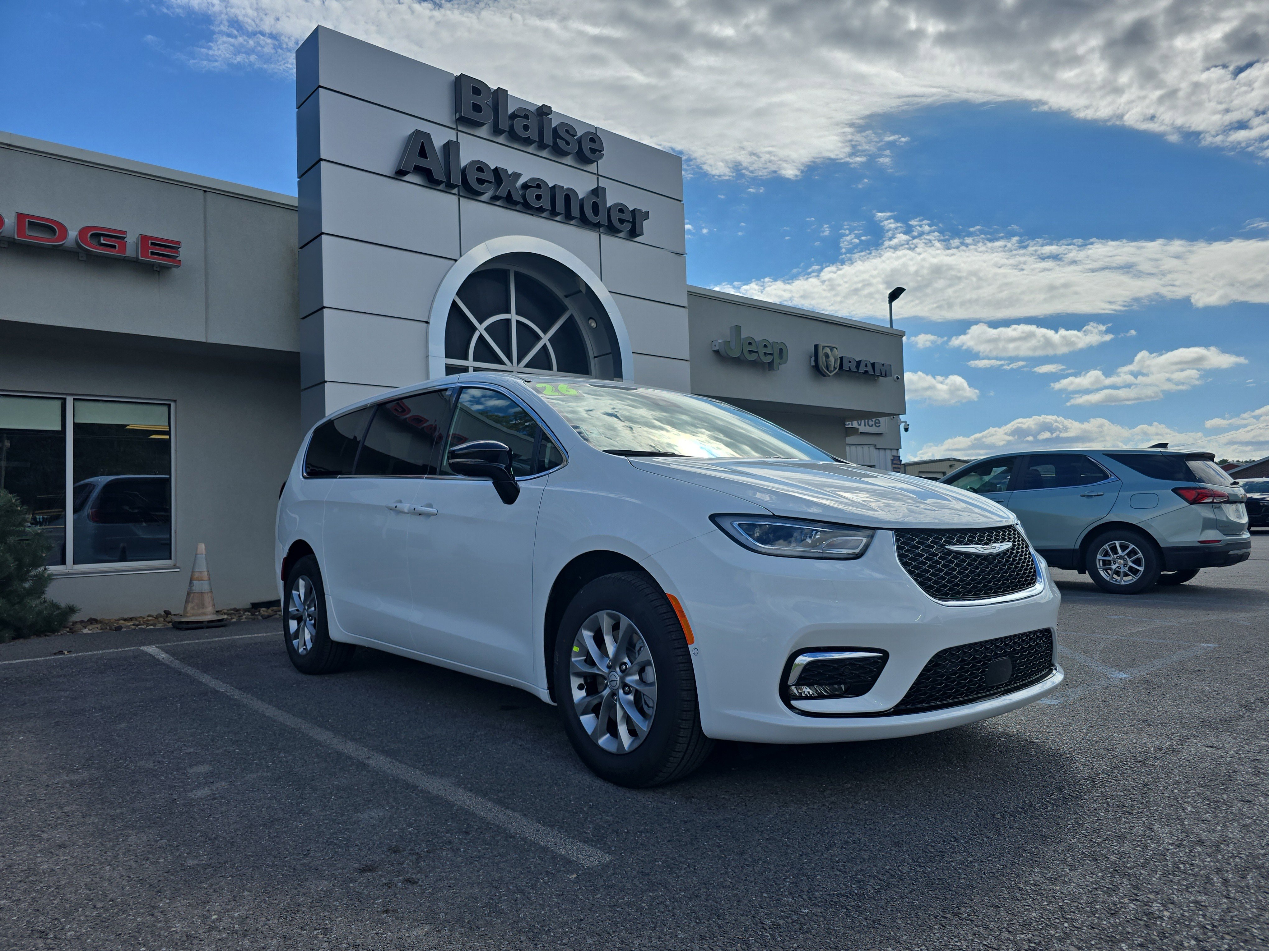 New 2026 Chrysler Pacifica Select video 1