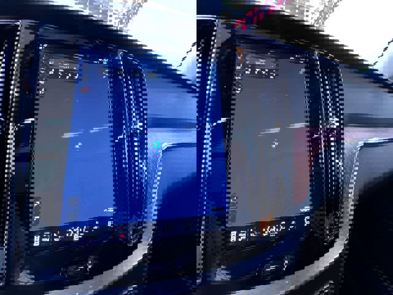 Used 2025 Volvo V60 B5 Cross Country Plus image 26