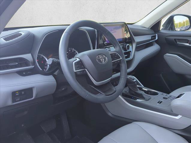 Certified 2025 Toyota Highlander XLE FWD image 9