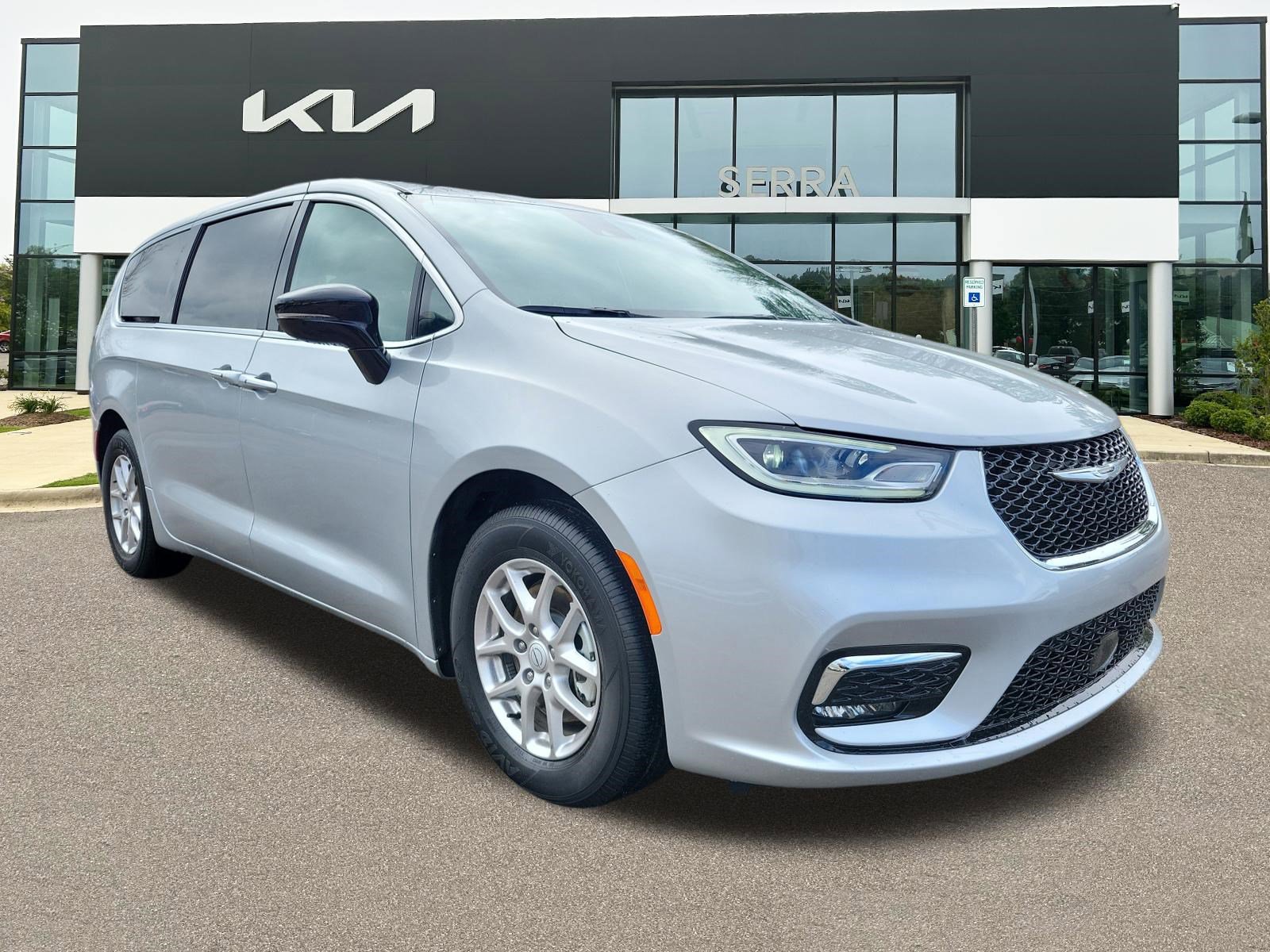 Used 2026 Chrysler Pacifica Select image 1