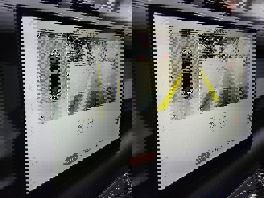 New 2024 Land Rover Defender 110 SE image 19