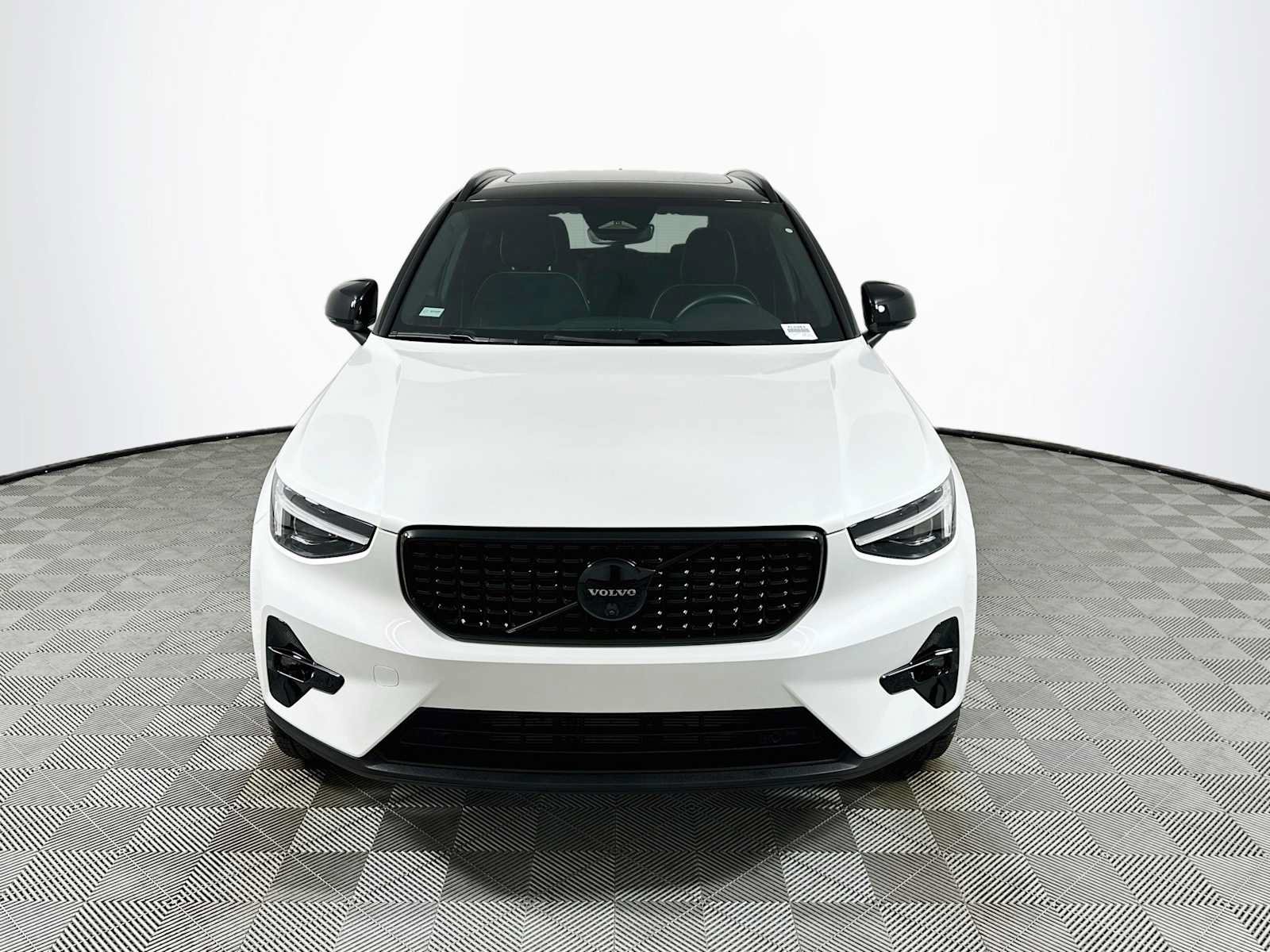 Used 2026 Volvo XC40 B5 Ultra w/ Climate Package AWD/4WD image 2