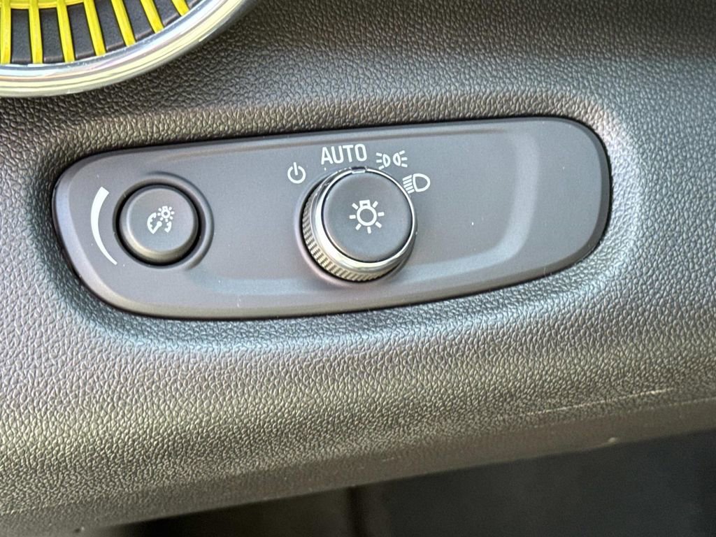 Certified 2025 Chevrolet Trax LT w/ Driver Confidence Package image 20