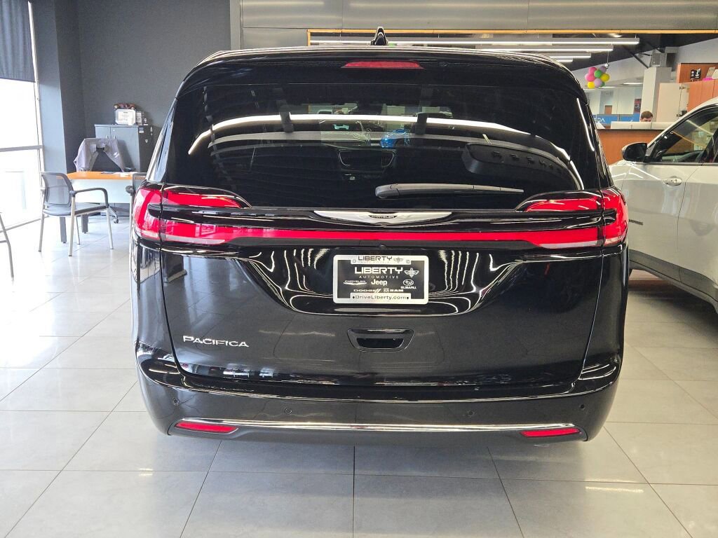 New 2025 Chrysler Pacifica Select FWD image 11