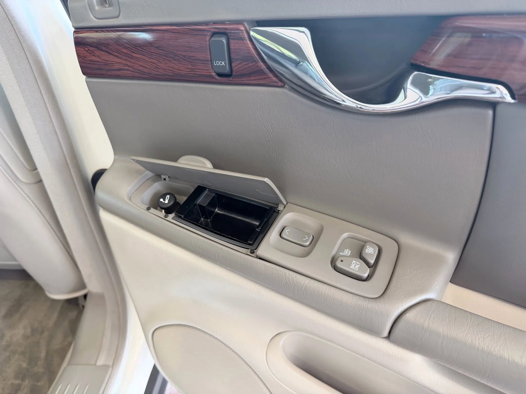 Used 2002 Cadillac De Ville Sedan 4D w/ Comfort/Convenience Pkg image 16