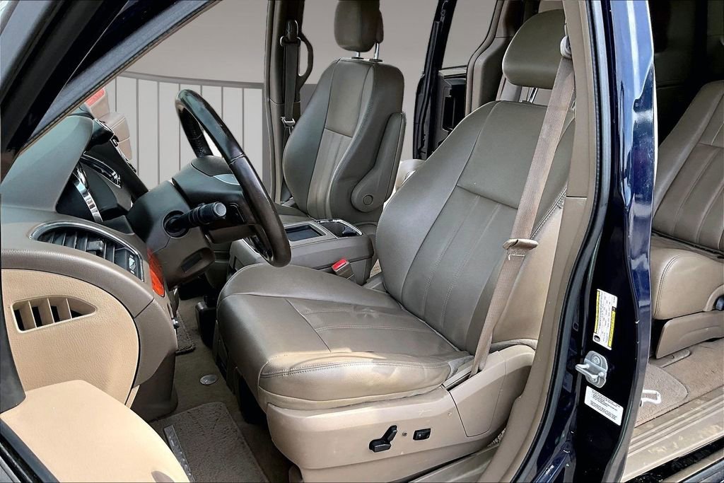 Used 2014 Chrysler Town & Country Touring FWD image 20