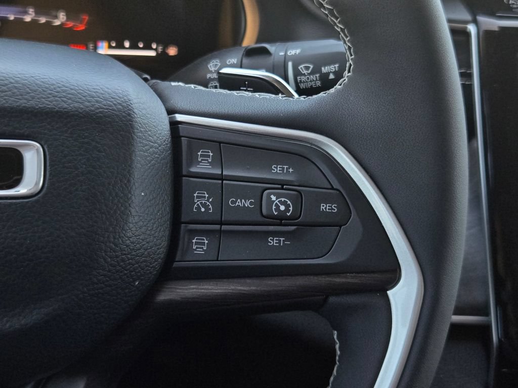 Used 2023 Jeep Grand Cherokee Limited w/ Luxury Tech Group II RWD image 18