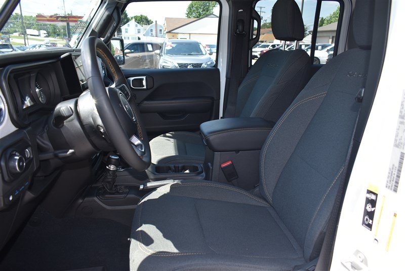 Used 2024 Jeep Wrangler Unlimited Sahara w/ Technology Group AWD/4WD image 11