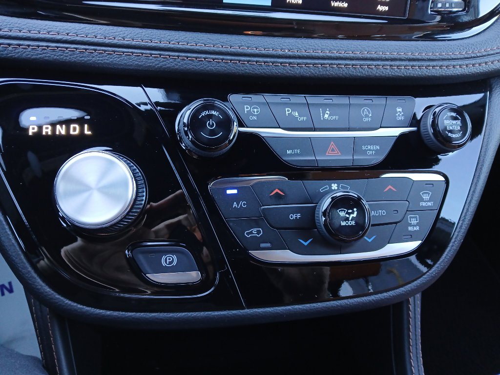 Certified 2024 Chrysler Pacifica Pinnacle image 40