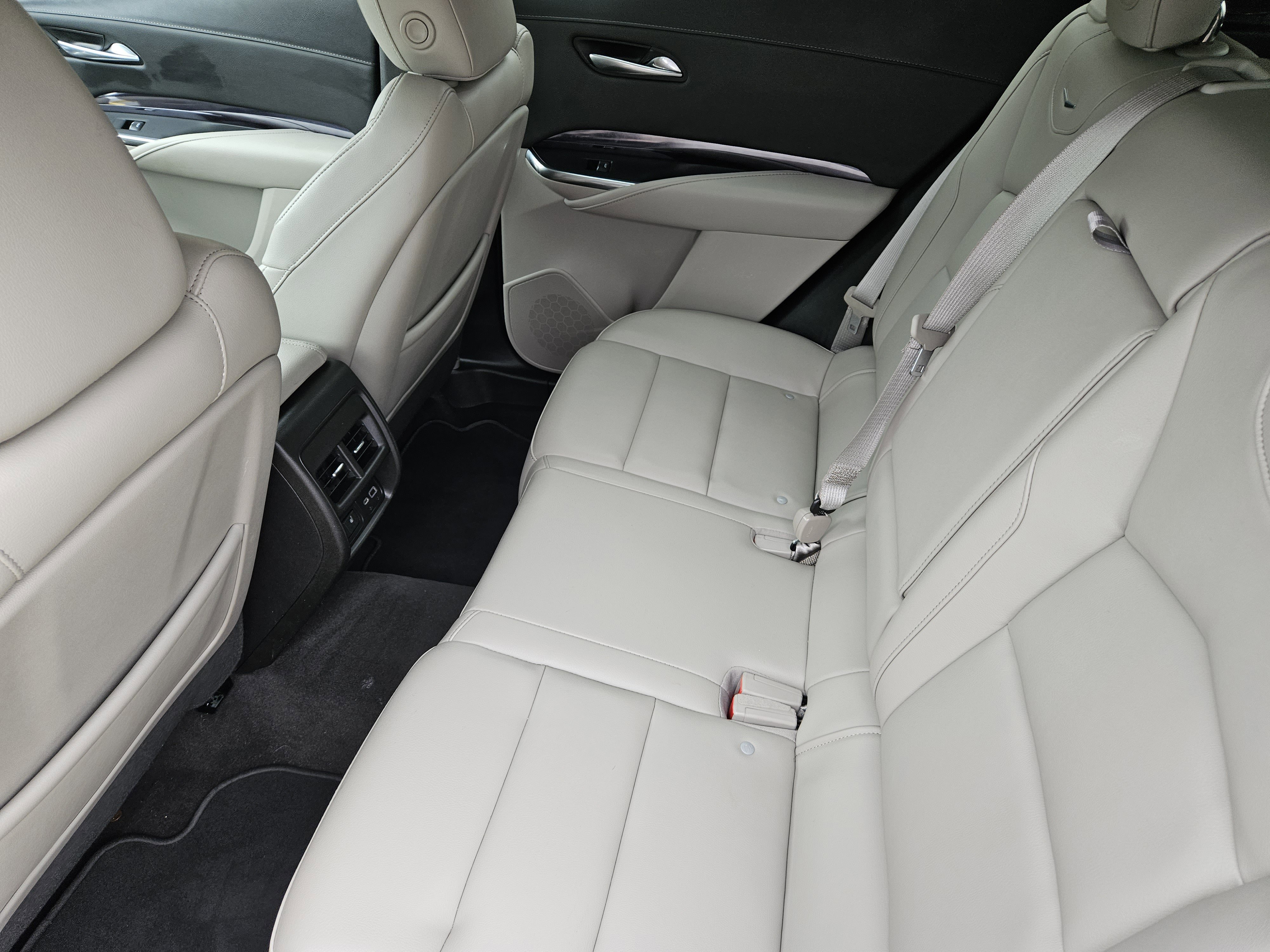 Used 2022 Cadillac XT4 Luxury w/ Cold Weather Package FWD image 27