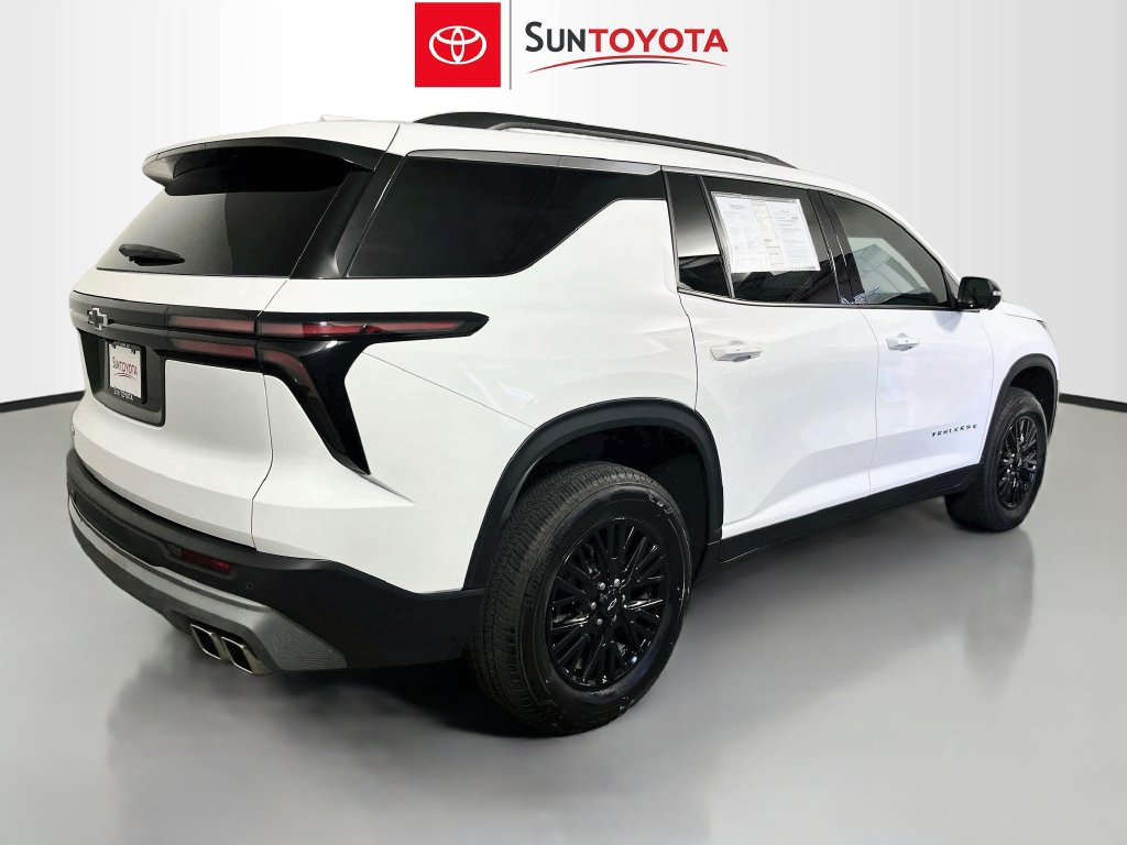 Used 2025 Chevrolet Traverse LT w/ Driver Confidence Package FWD image 3