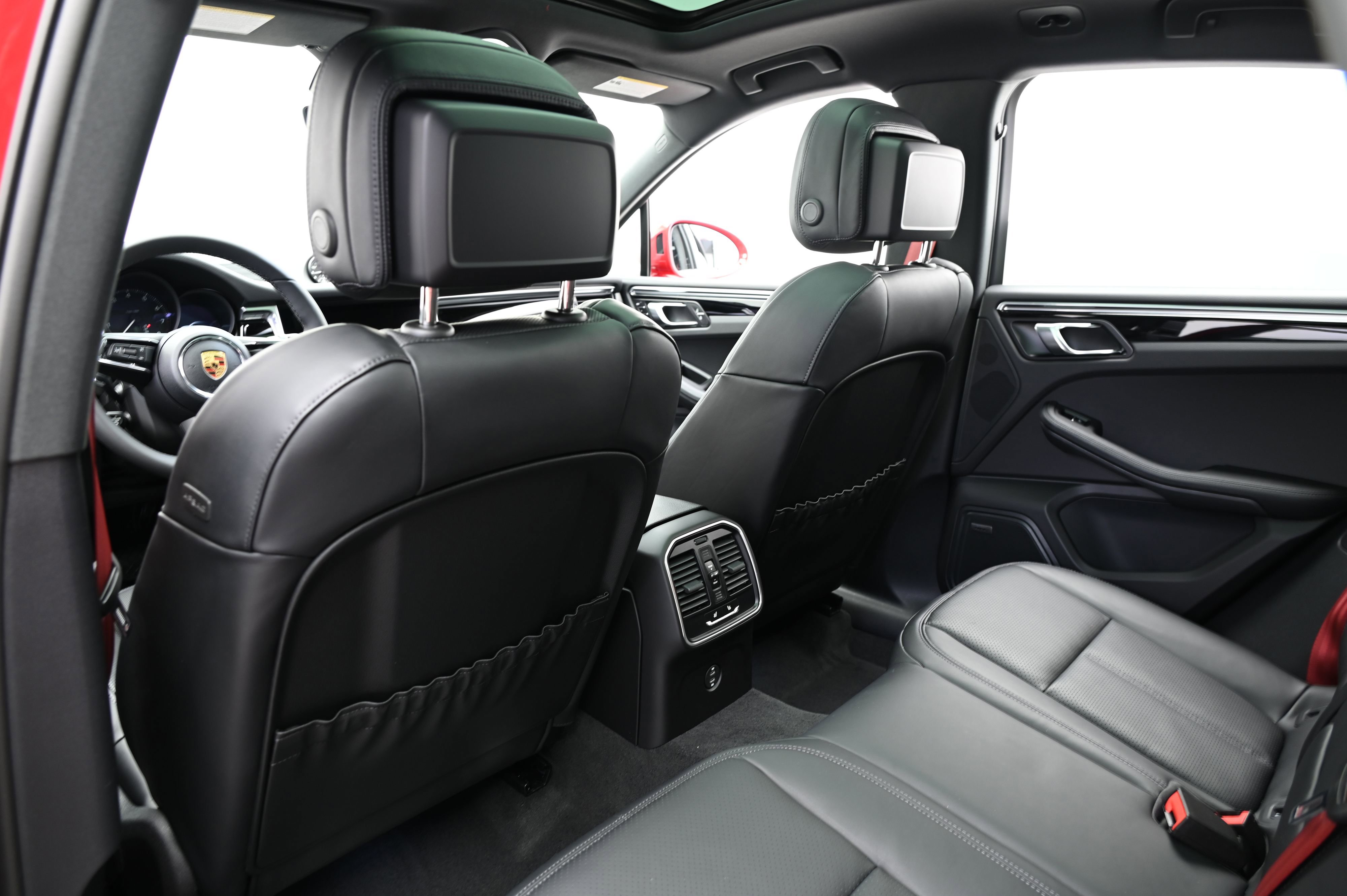 Used 2025 Porsche Macan image 33