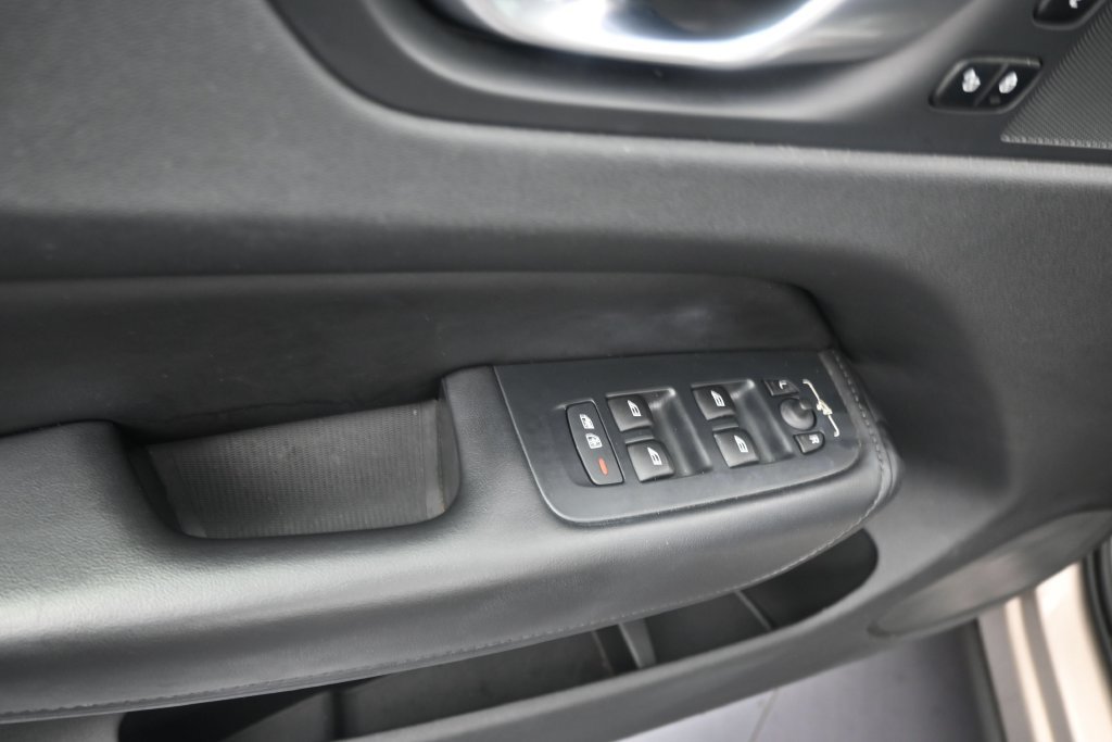 Certified 2024 Volvo XC60 B5 Plus AWD/4WD image 14