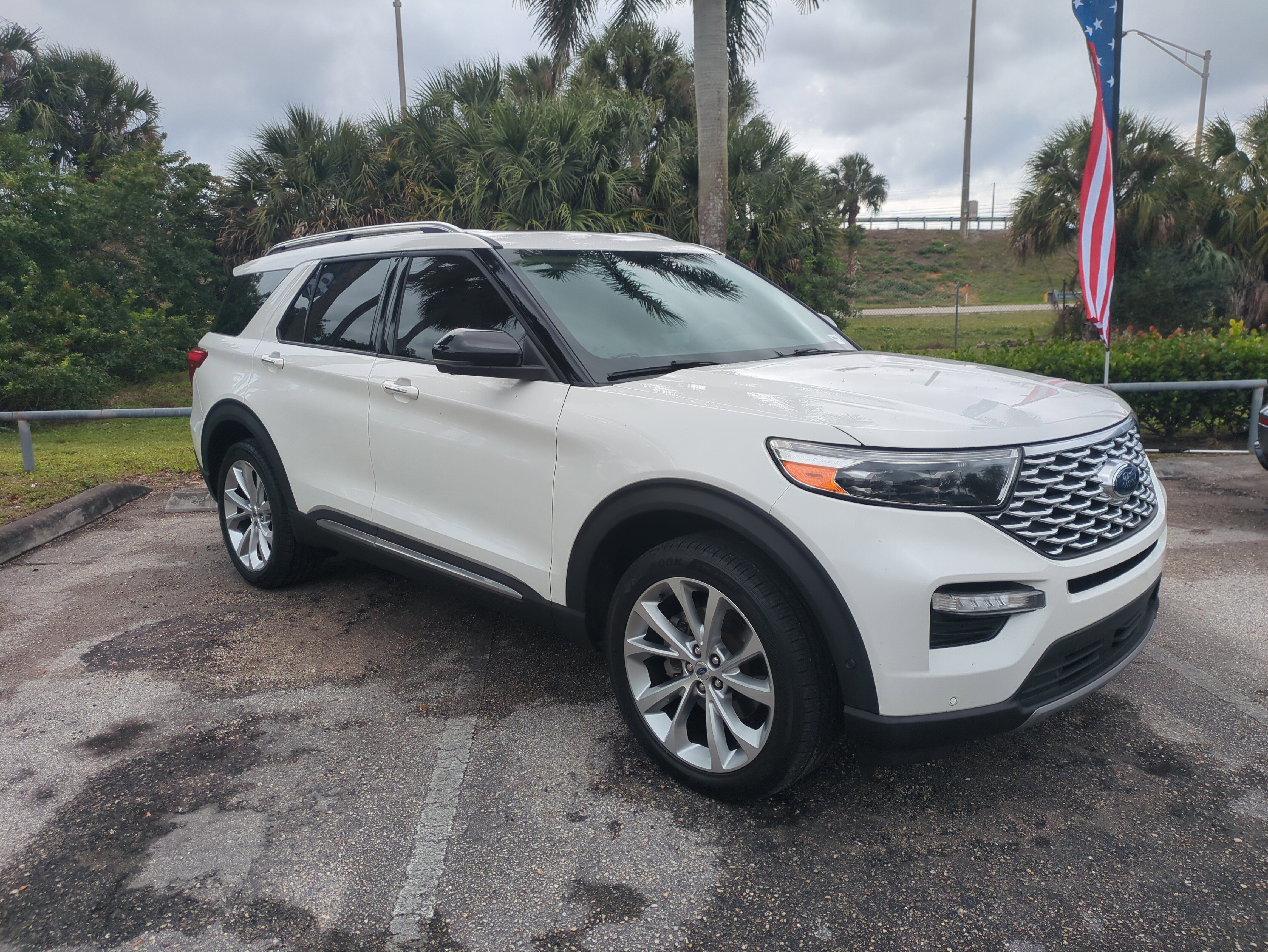 Used 2022 Ford Explorer Platinum w/ Equipment Group 601A image 2