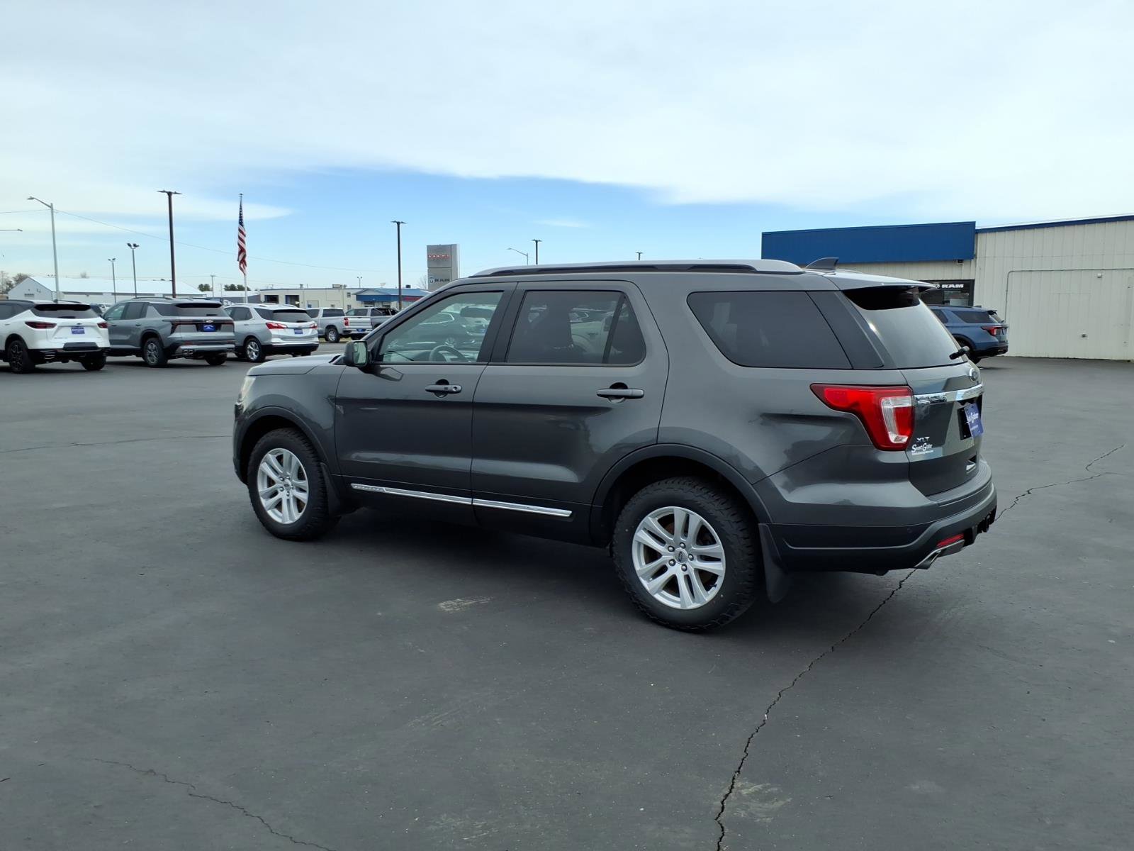 Used 2018 Ford Explorer XLT AWD/4WD image 3