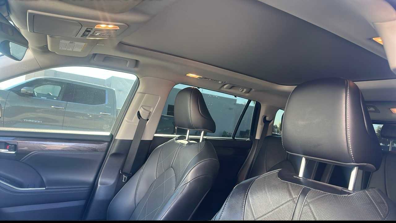 Used 2023 Toyota Highlander Platinum image 3
