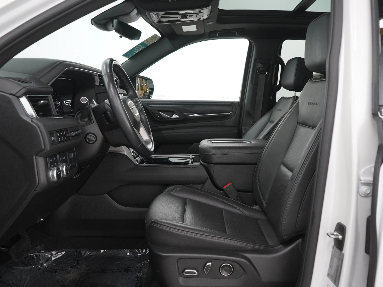 Used 2024 GMC Yukon Denali w/ Advanced Technology Package AWD/4WD image 25
