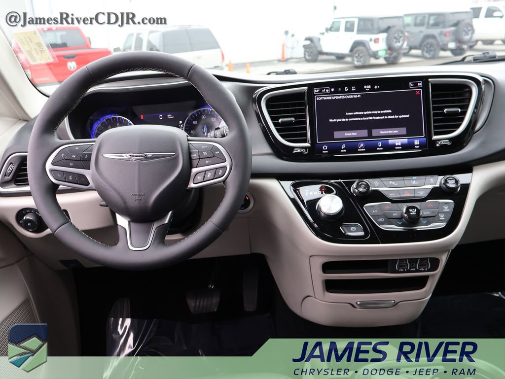 Used 2024 Chrysler Pacifica Touring-L image 18