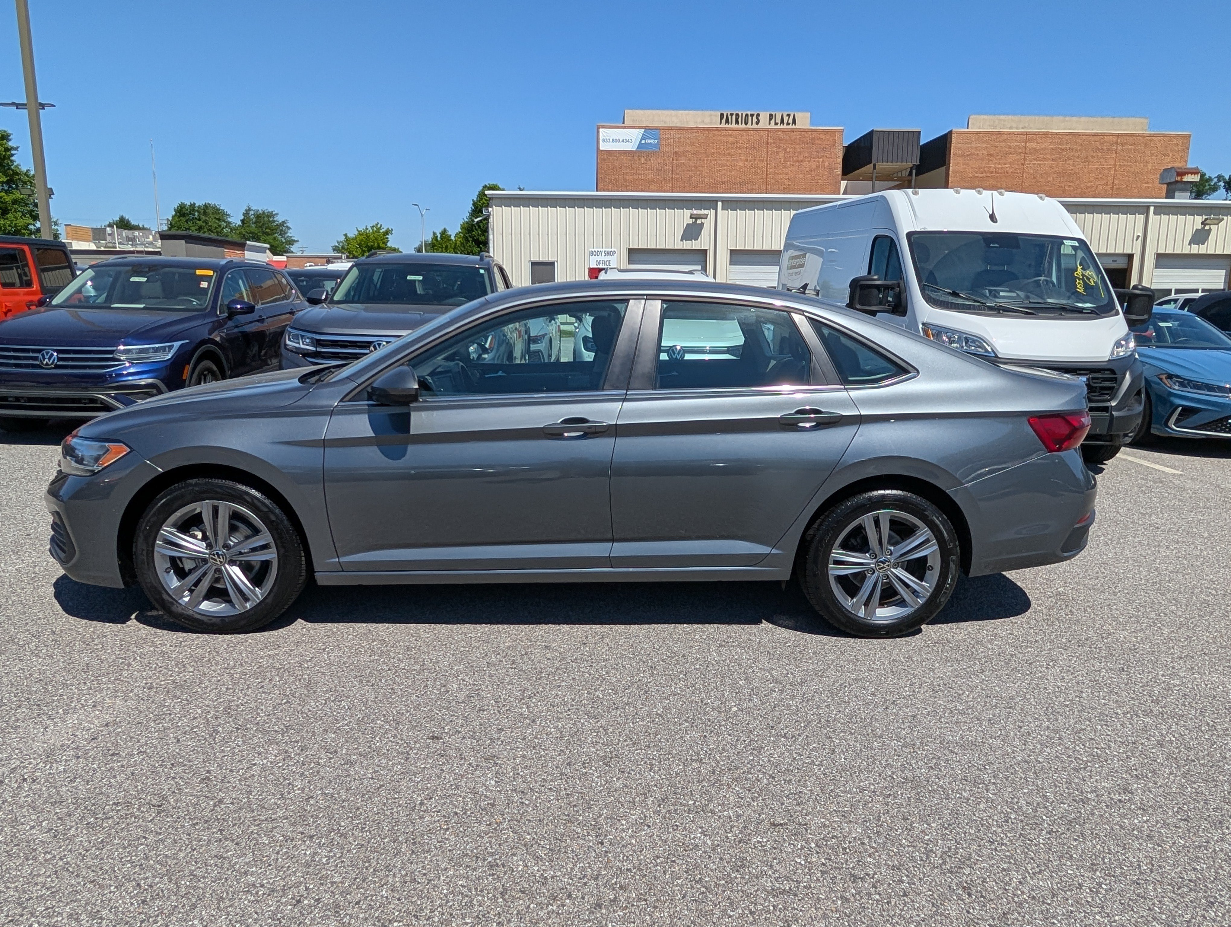 Used 2024 Volkswagen Jetta SE FWD image 4