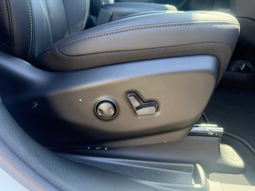 New 2027 Chrysler Pacifica Select w/ Family Tech Group FWD image 60