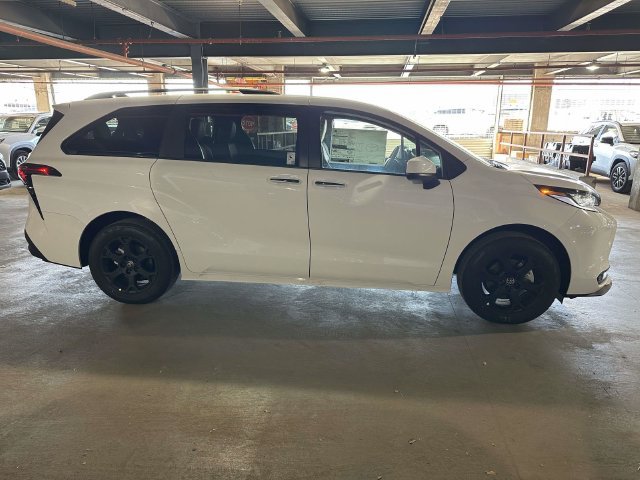 New 2026 Toyota Sienna XLE Woodland Edition AWD/4WD image 4