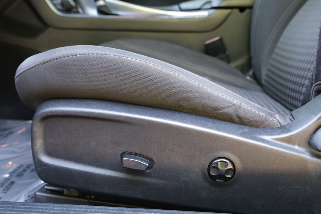 Used 2017 Dodge Challenger SXT image 13