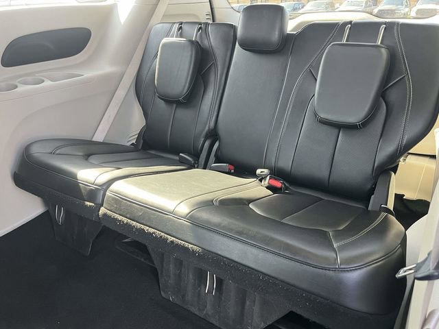 Used 2024 Chrysler Pacifica Touring-L image 16