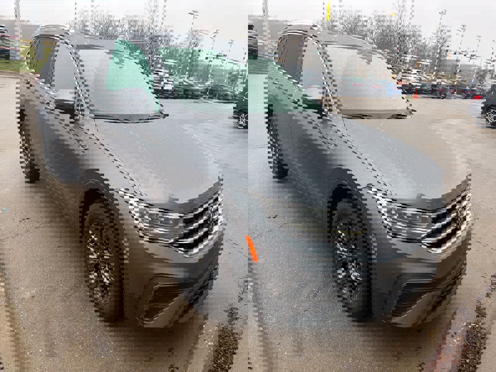 Used 2022 Volkswagen Tiguan SE w/ Panoramic Sunroof Package image 3