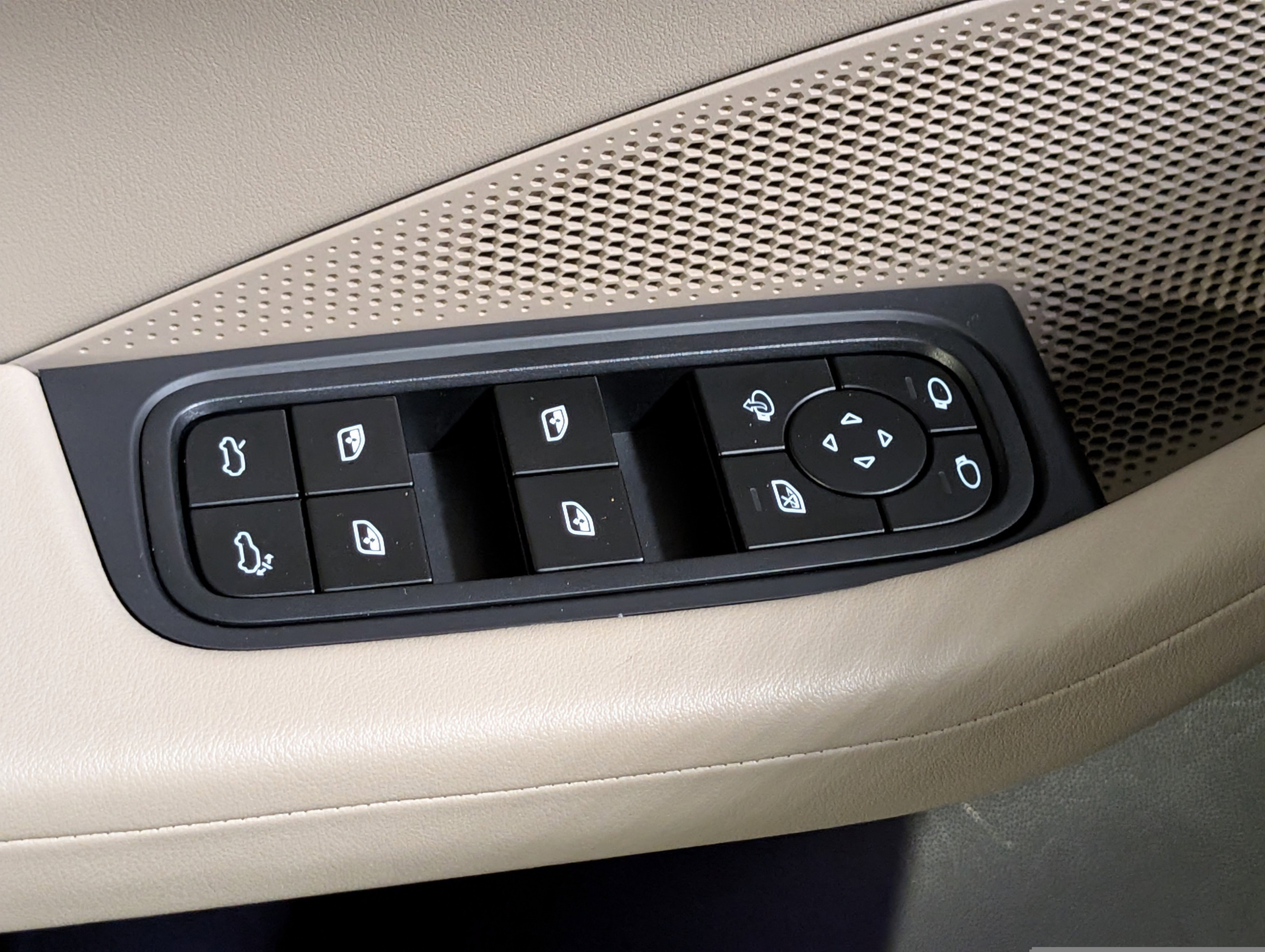 Certified 2025 Porsche Macan Electric image 19