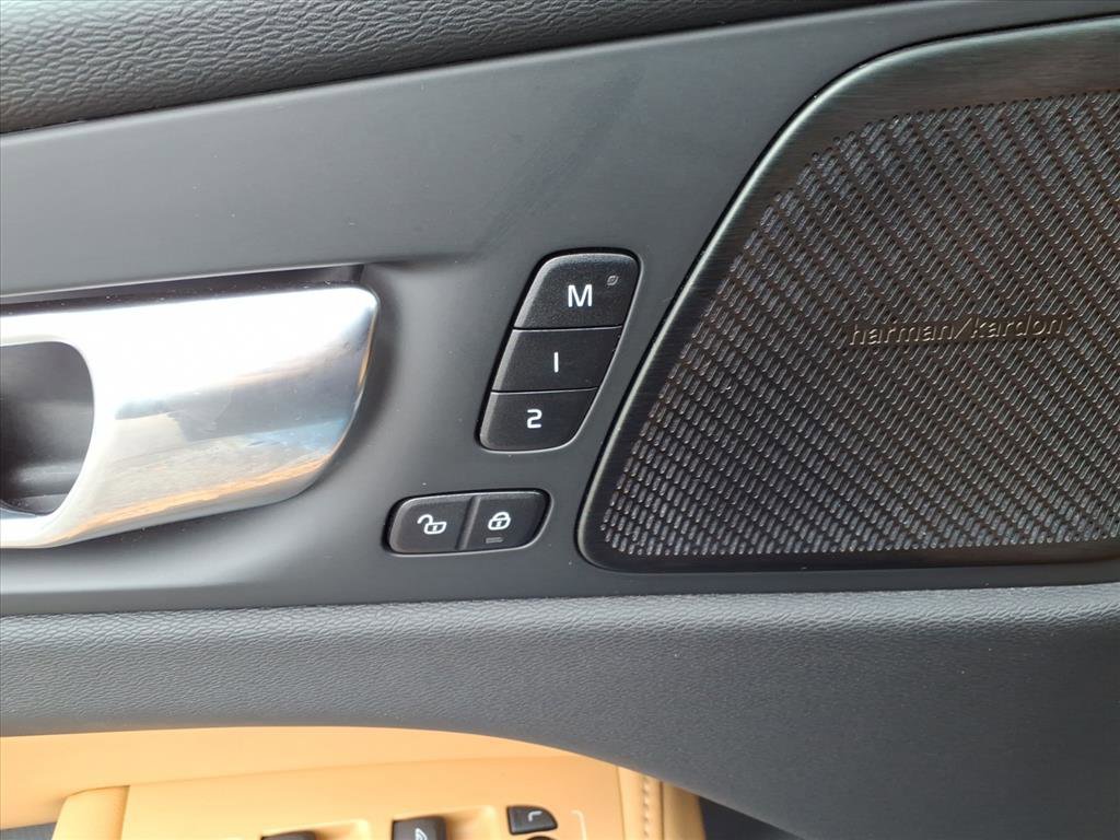 Used 2021 Volvo XC60 T5 Inscription w/ Protection Package Premier image 17