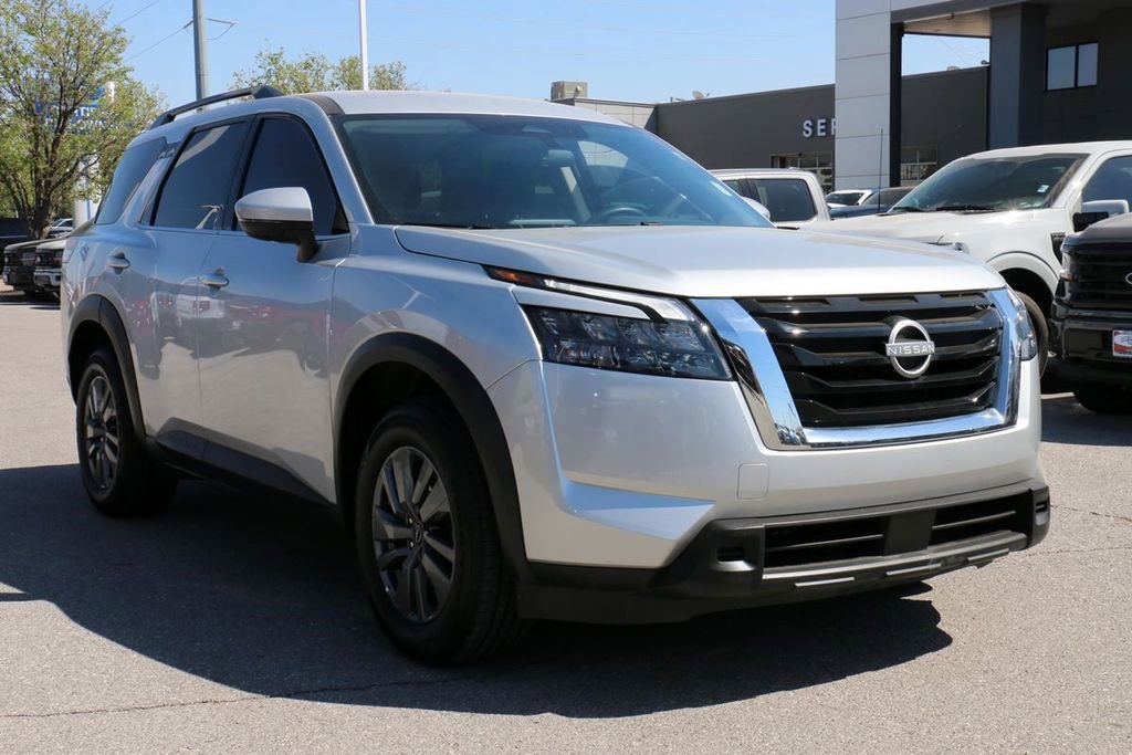 Used 2025 Nissan Pathfinder SV FWD image 4