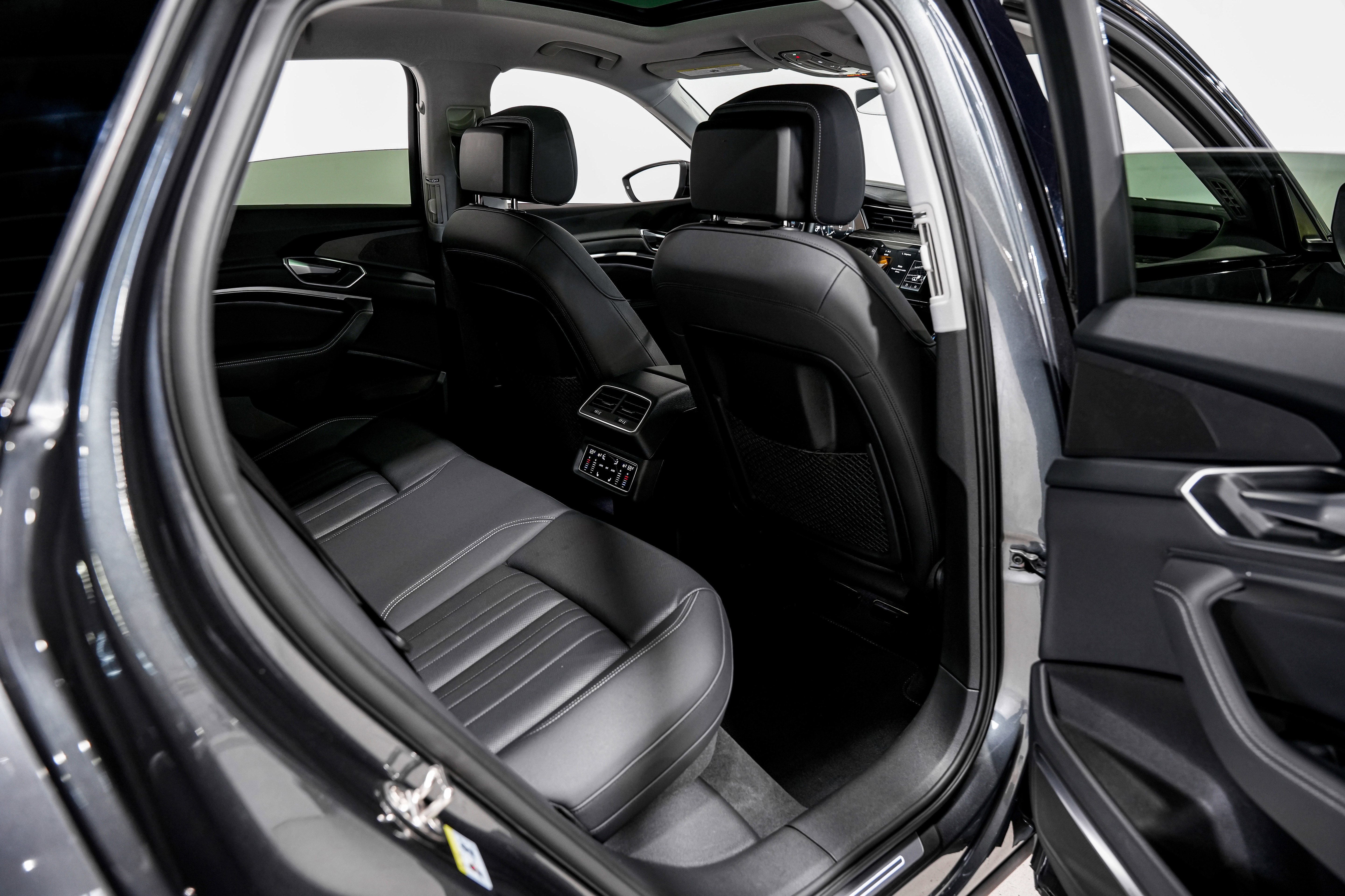 Used 2021 Audi e-tron Premium Plus w/ Premium Plus Package AWD/4WD image 31