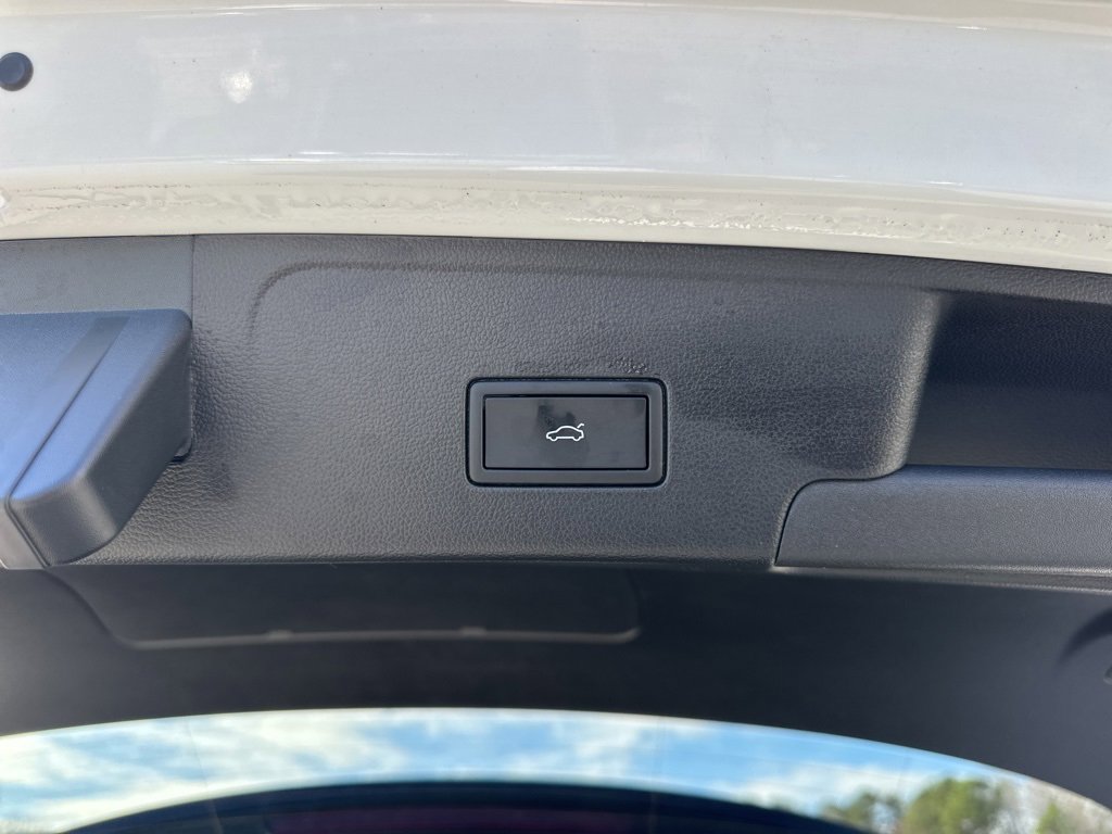 Used 2025 Volkswagen Atlas Cross Sport SE image 28