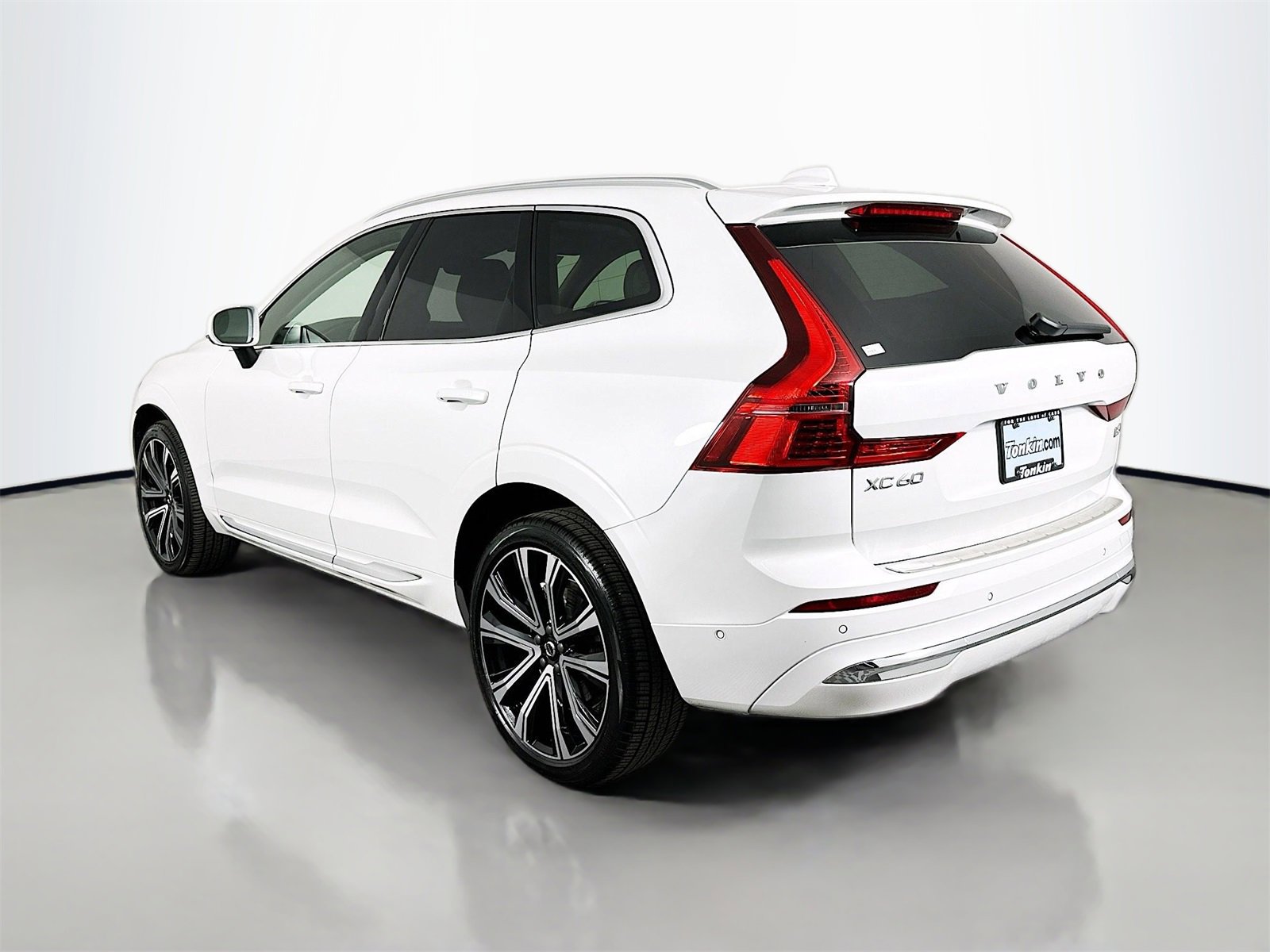 Used 2023 Volvo XC60 B6 Ultimate w/ Protection Package Premier image 5