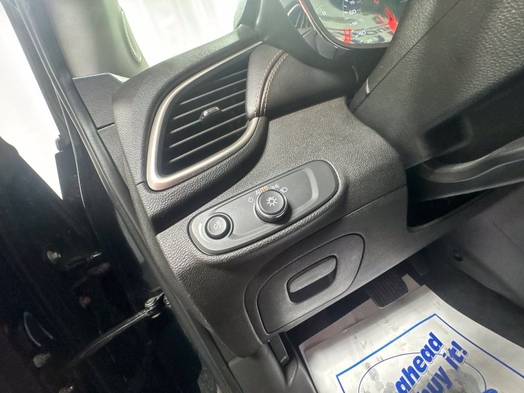 Used 2019 Chevrolet Trax LT w/ LT Convenience Package AWD/4WD image 18