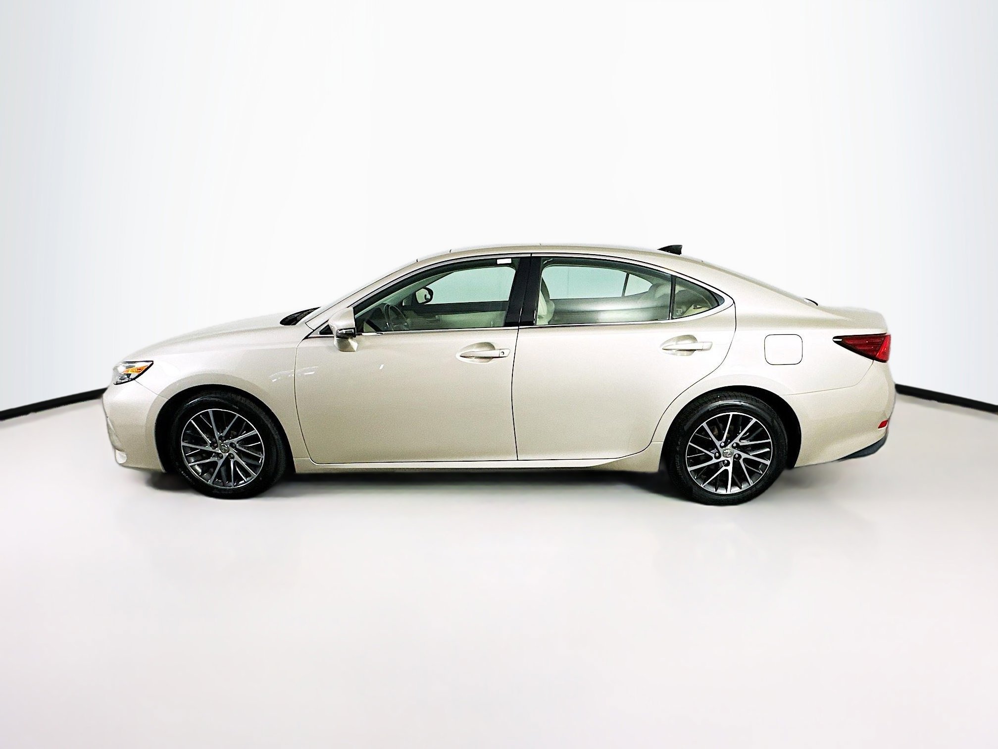 Used 2016 Lexus ES 350 w/ Navigation System Package image 4