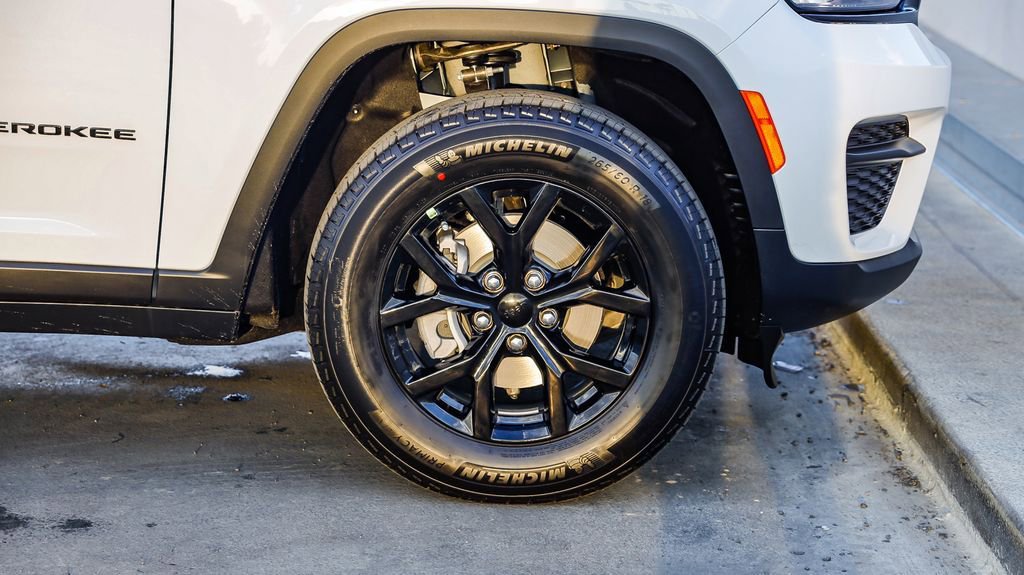 New 2025 Jeep Grand Cherokee Altitude image 11