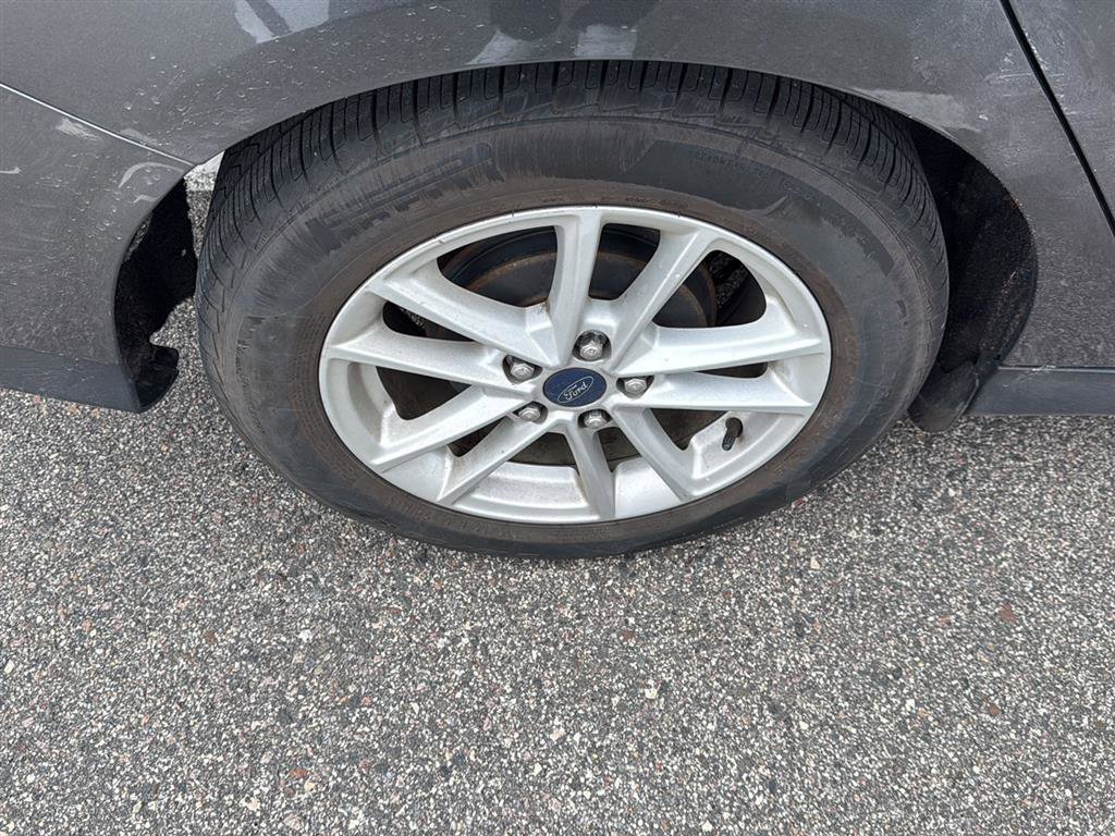 Used 2015 Ford Focus SE FWD image 3