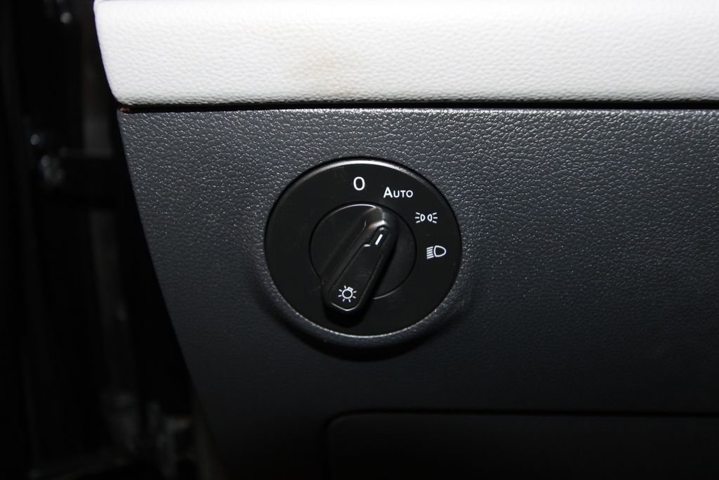 Used 2024 Volkswagen Taos SE image 9