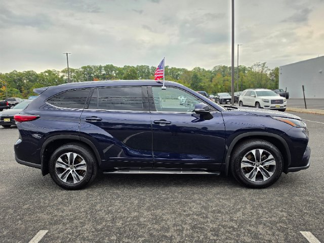 Used 2022 Toyota Highlander XLE AWD/4WD image 8