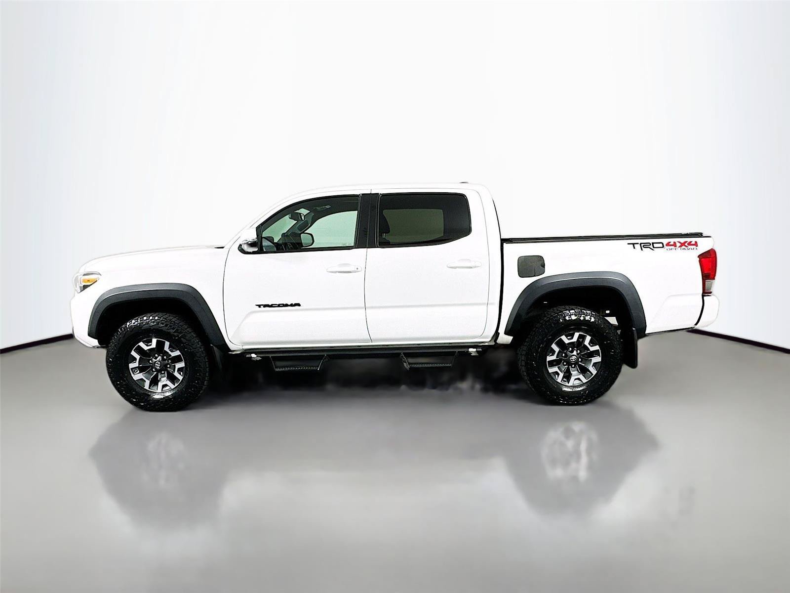 Used 2017 Toyota Tacoma TRD Off-Road AWD/4WD image 8