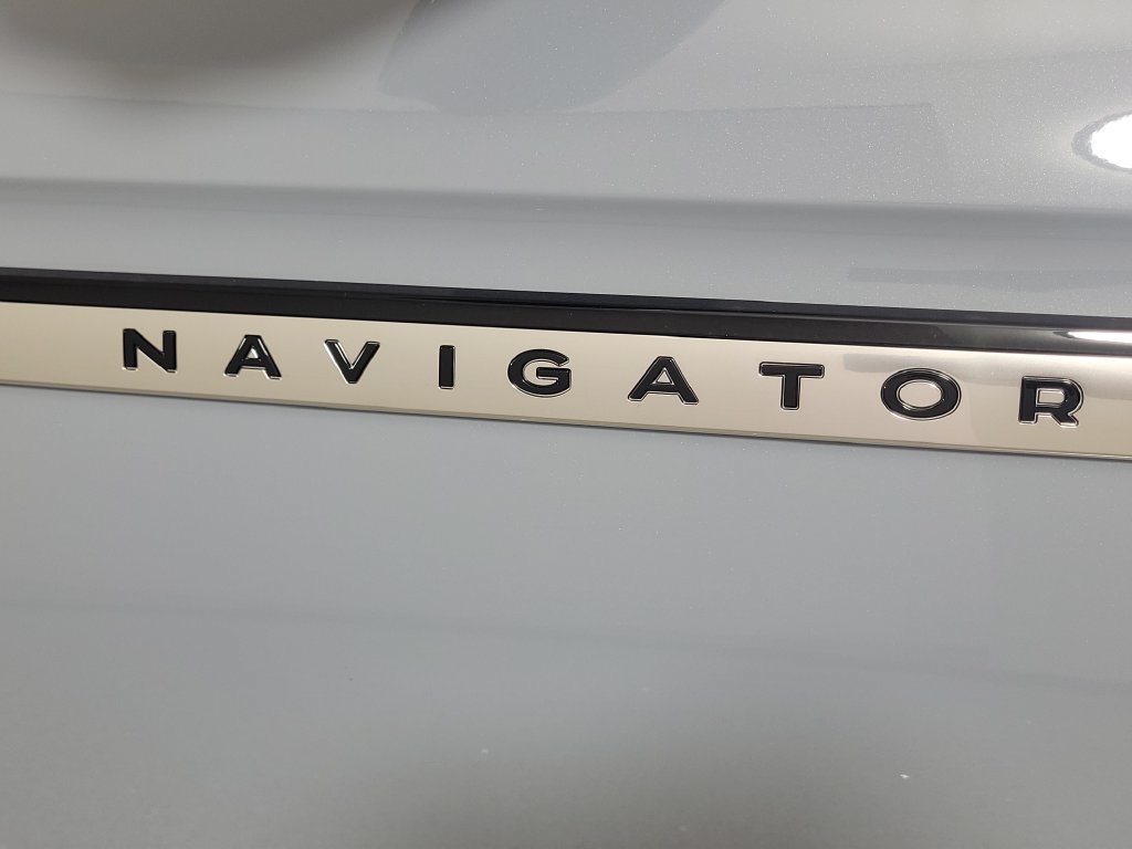 New 2027 Lincoln Navigator Premiere RWD image 6
