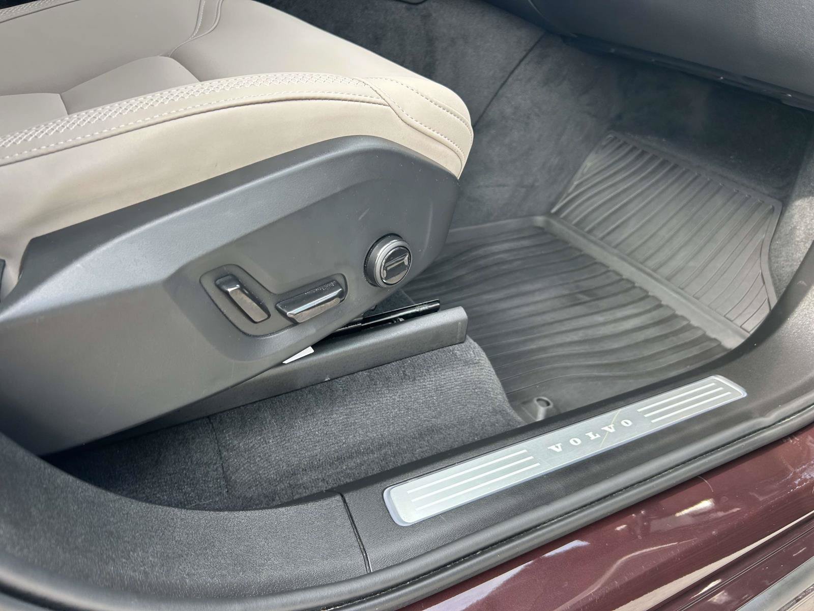 Certified 2025 Volvo XC90 B6 Core w/ Climate Package AWD/4WD image 13