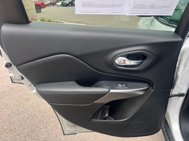 Used 2019 Jeep Cherokee Limited AWD/4WD image 16
