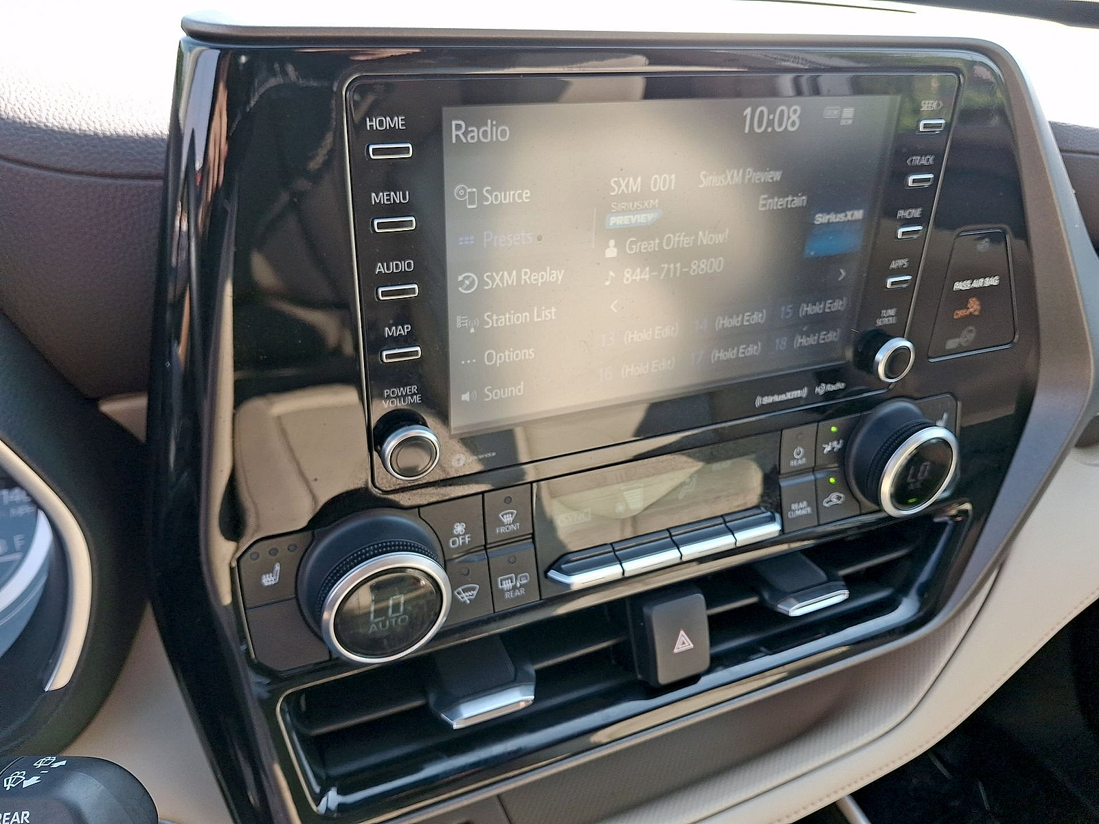 Used 2022 Toyota Highlander XLE AWD/4WD image 14