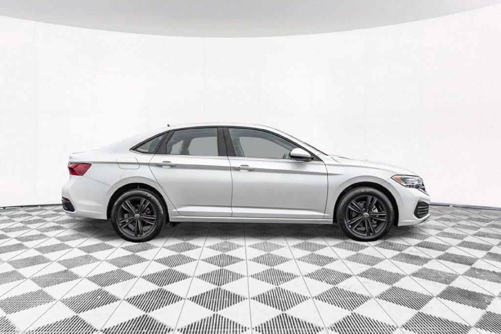 Certified 2023 Volkswagen Jetta SE w/ Panoramic Sunroof Package FWD image 11