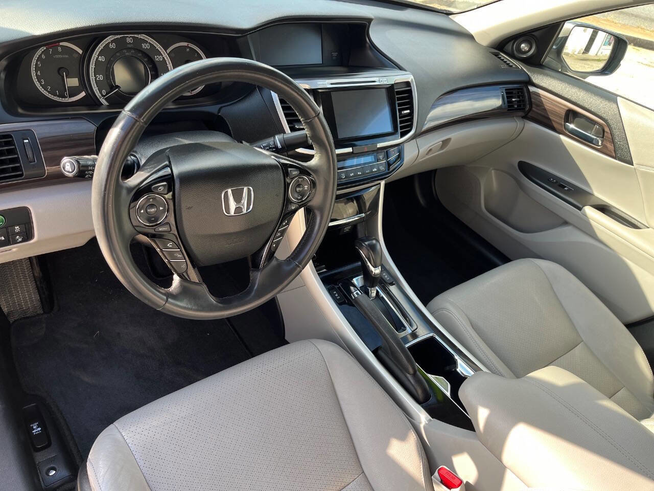 Used 2016 Honda Accord Touring image 10