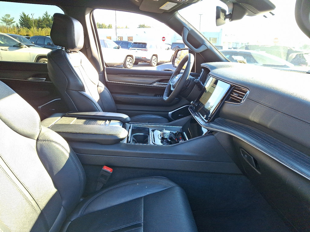 Certified 2024 Jeep Wagoneer L Series II w/ Flexible Seating Group image 12
